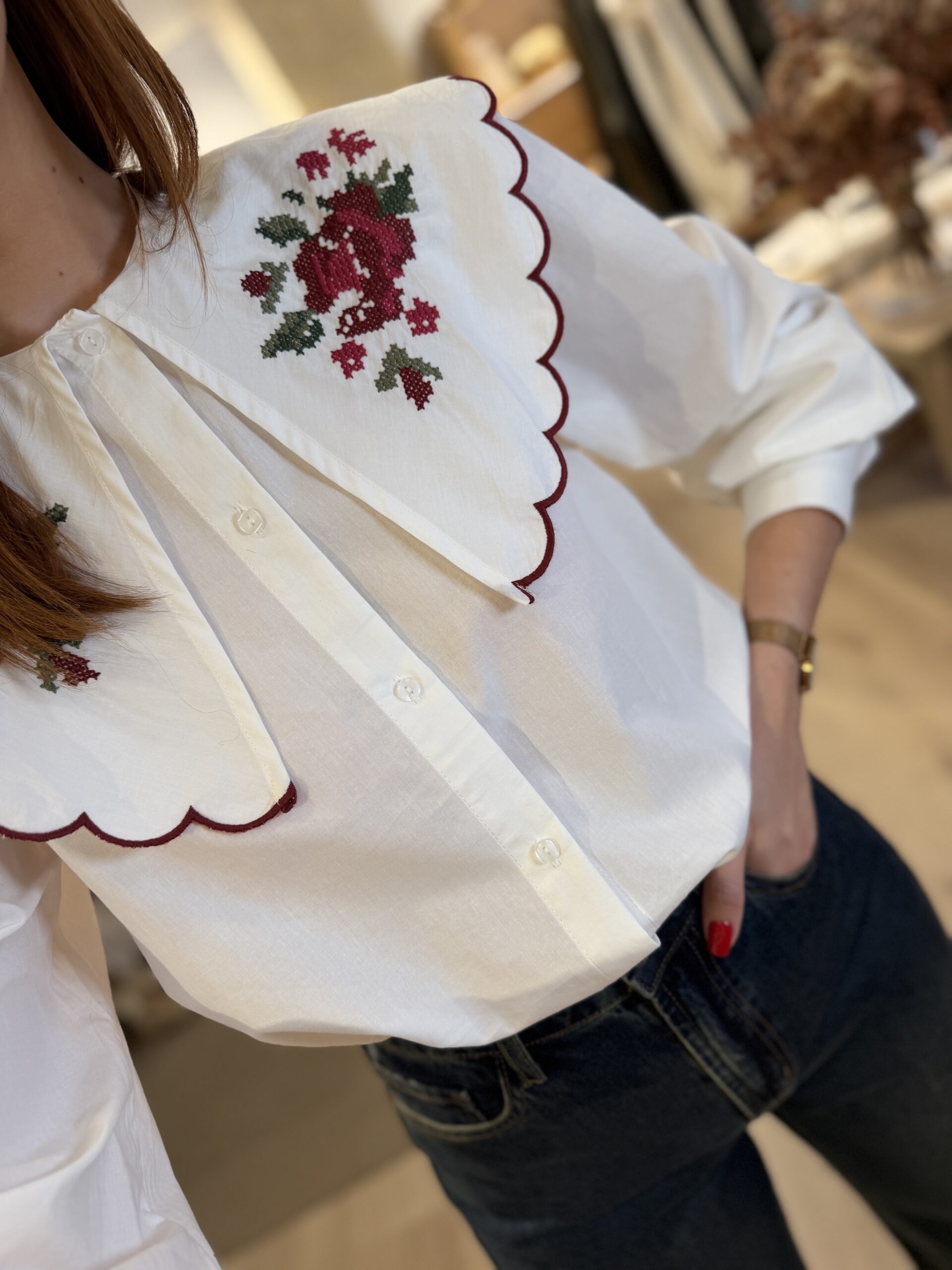 Camisa cuellos bordados.