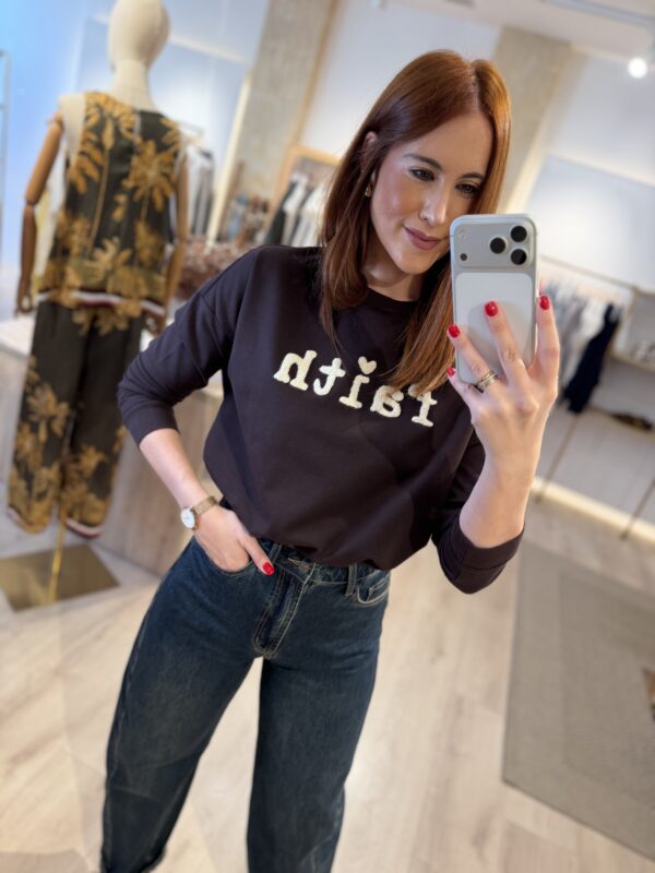 Sudadera Faith marrón.