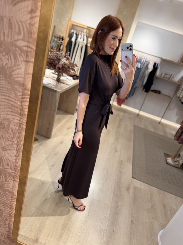 Vestido marrón cinturón.