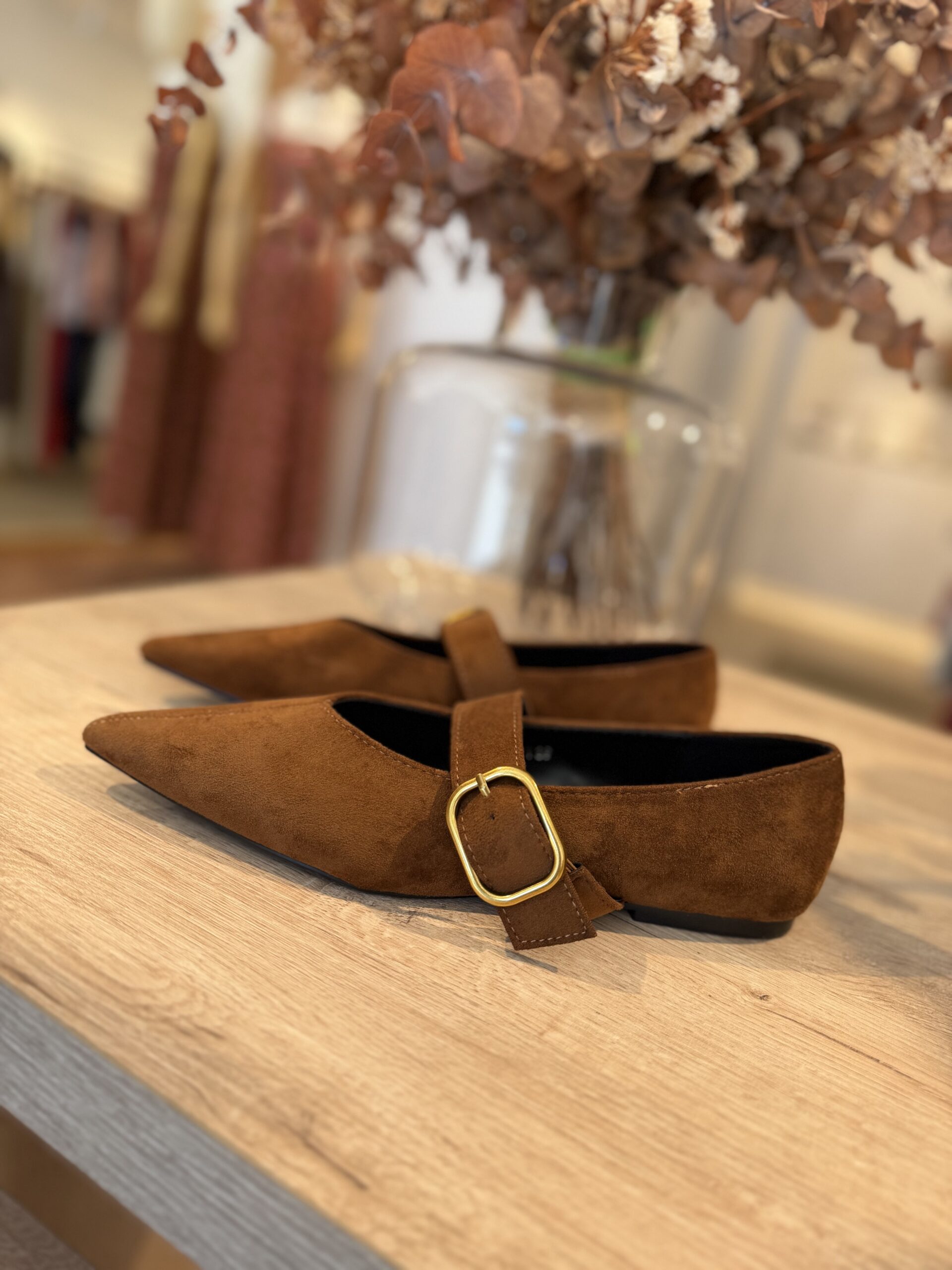 Zapato hebilla camel.