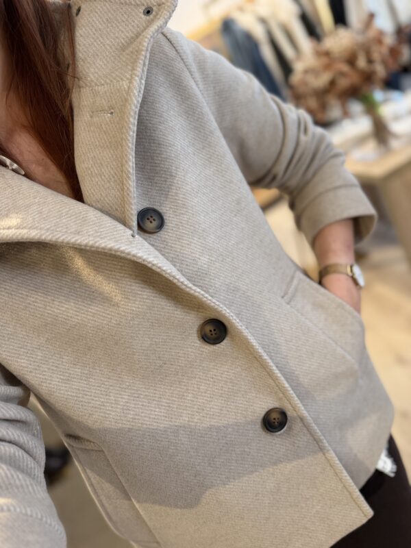 Abrigo corto beige zoom