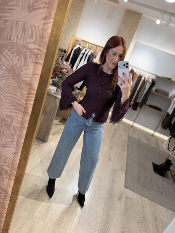 Cardigan burdeos flecos.