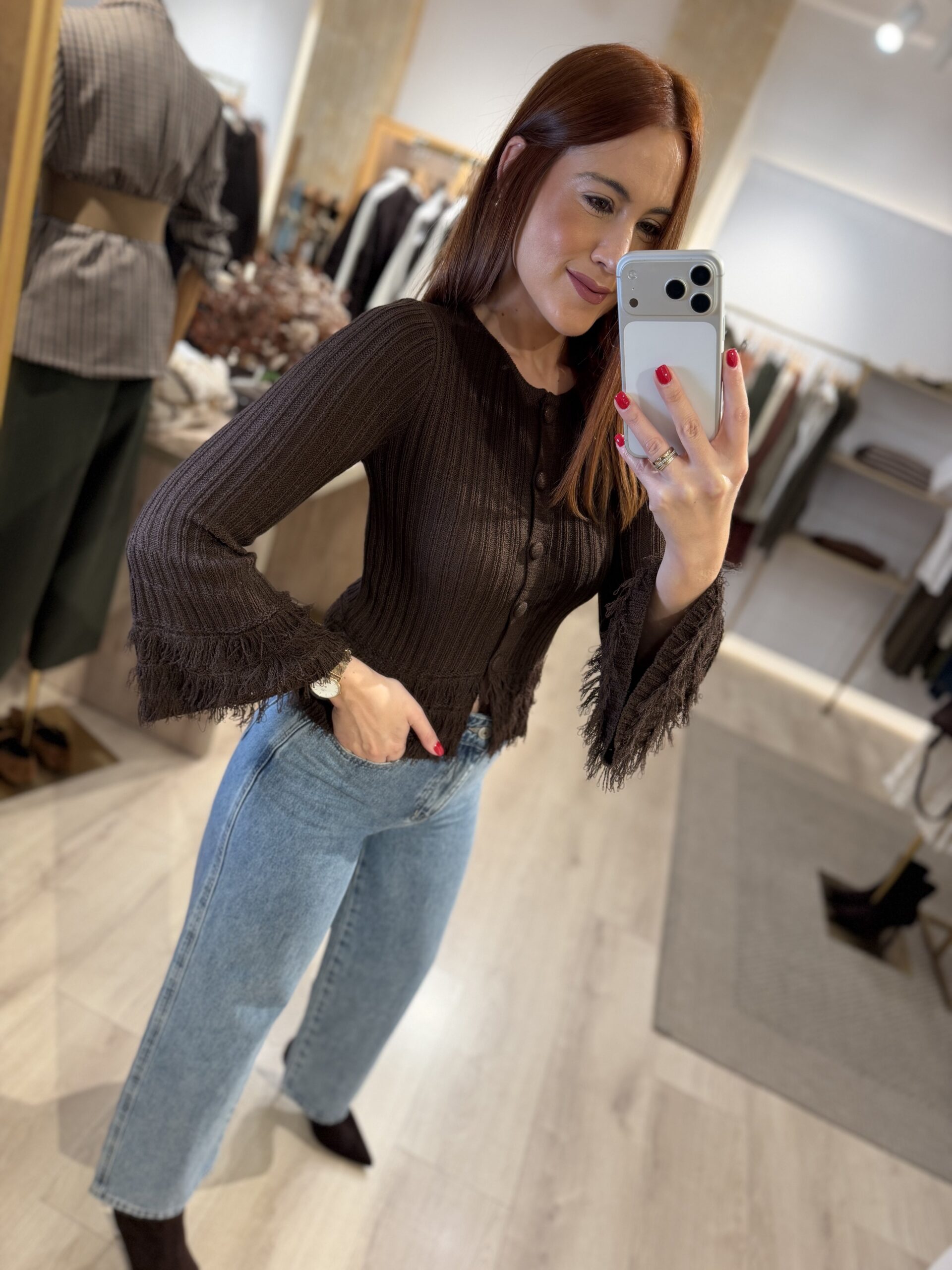 Cardigan marrón flecos.