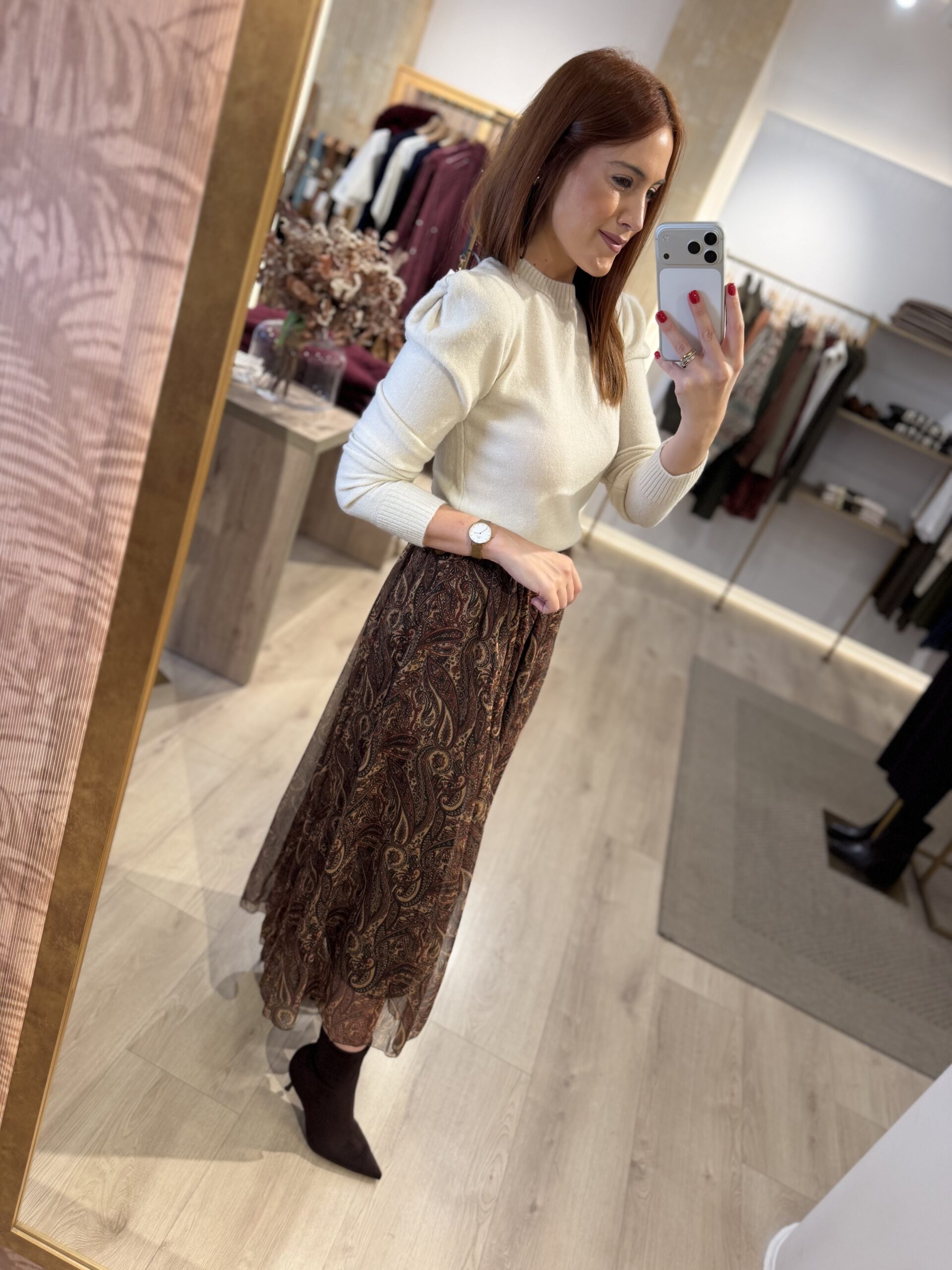 Falda midi estampada marrón.