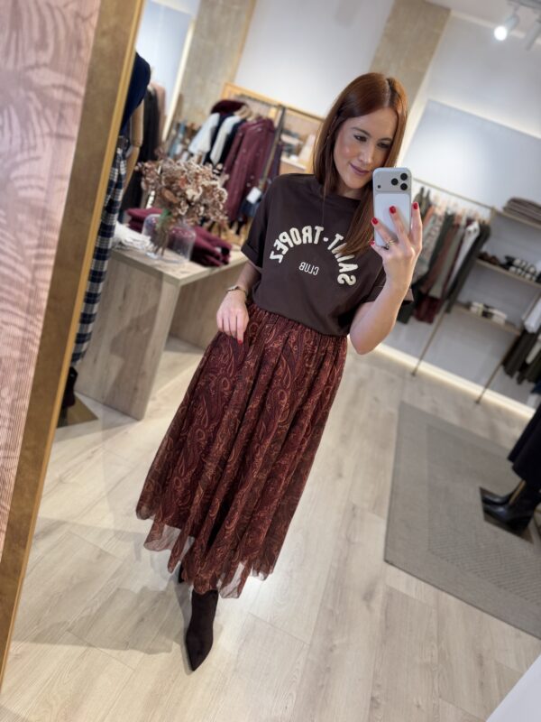 Falda midi terracota.