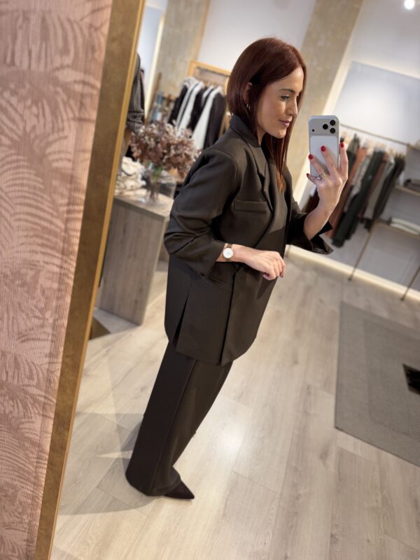 Traje marrón oversize.
