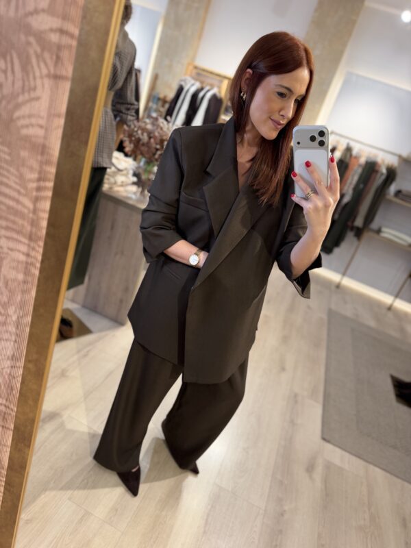 Traje marrón oversize1